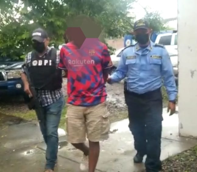 Detienen a nicaragüense por matar a golpes a su hijastro de dos años