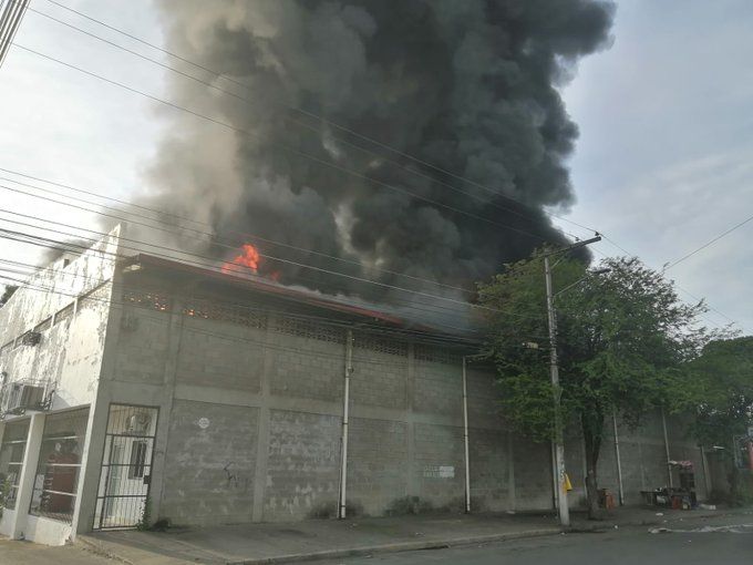 Incendio consume zapatería en San Pedro Sula