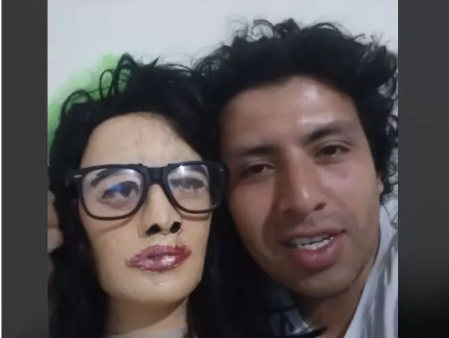Hombre tiene como "novia" a una muñeca de trapo