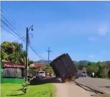 Captan momento exacto del volcamiento de una rastra