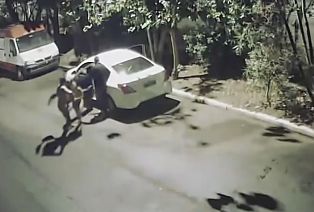 Los dejan desnudos y sin carro