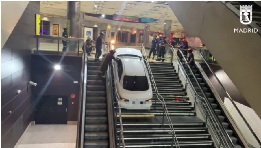 Hombre bajo efectos de la "Cokein" deja vehículo en escaleras