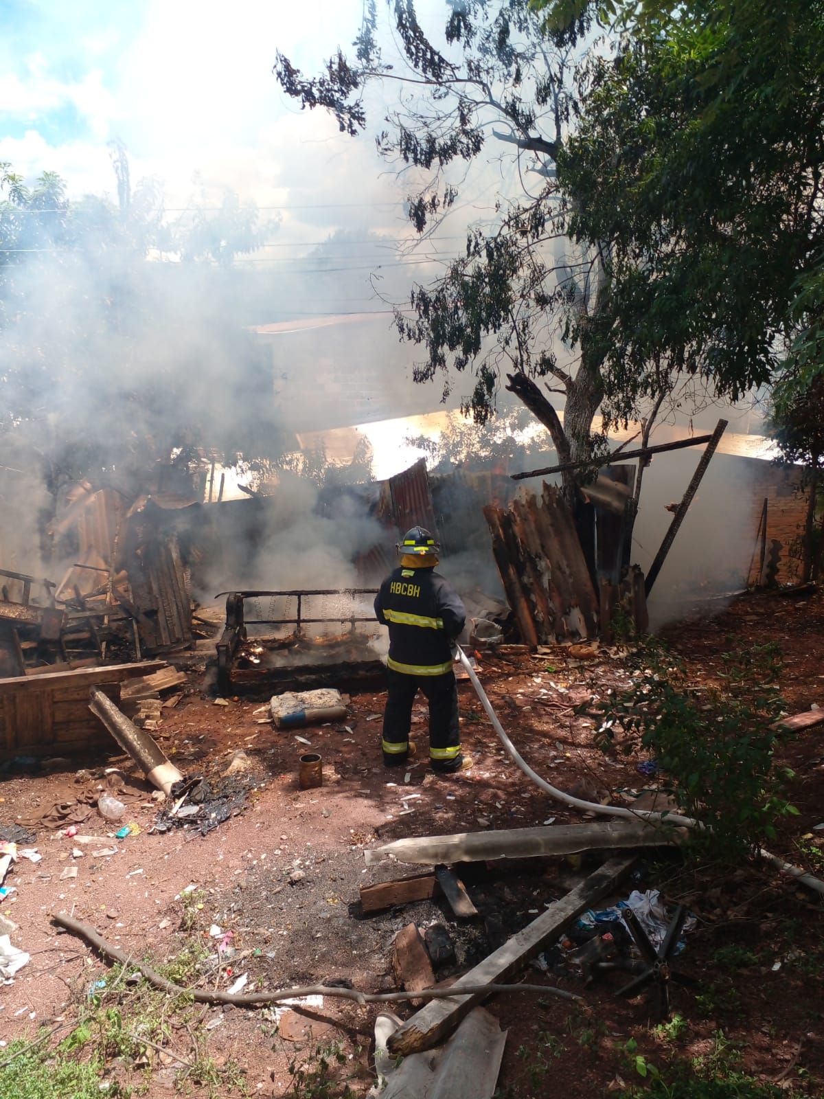 Incendio consume vivienda