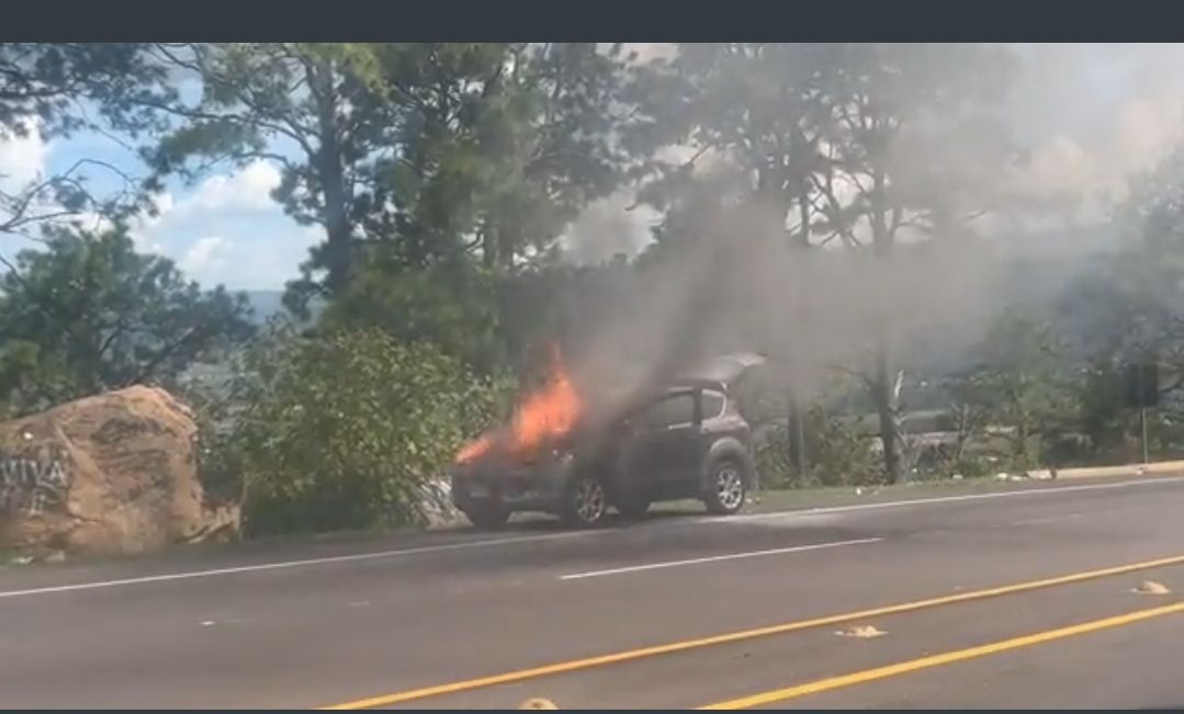 Camioneta es presa de las llamas