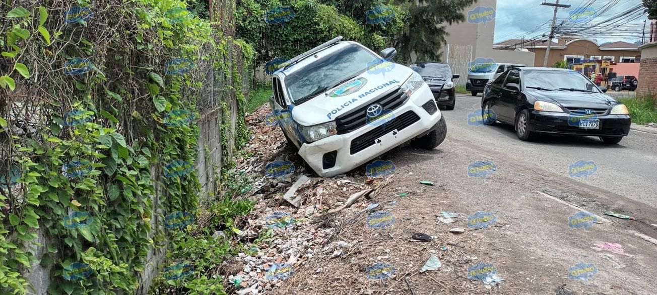 Patrulla casi se estrella en muro de Escuela