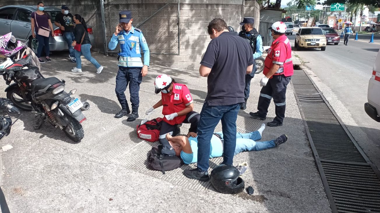 Motociclista herido al ser embestido por vehículo