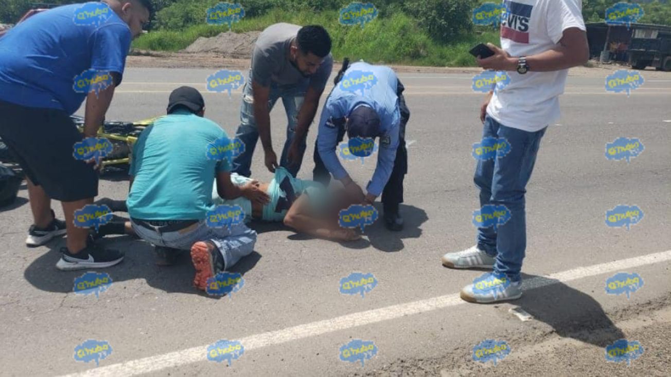 Motociclista muere al chocar con una rastra
