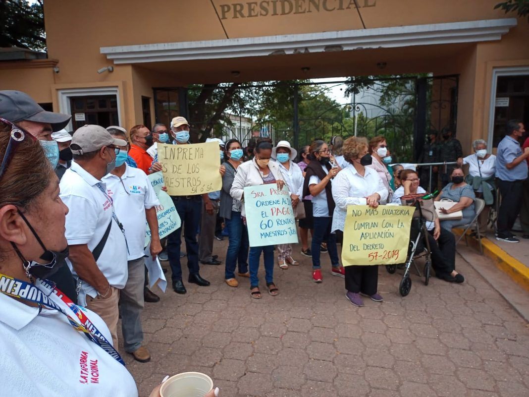 Docentes jubilados exigen el pago de las 60 rentas