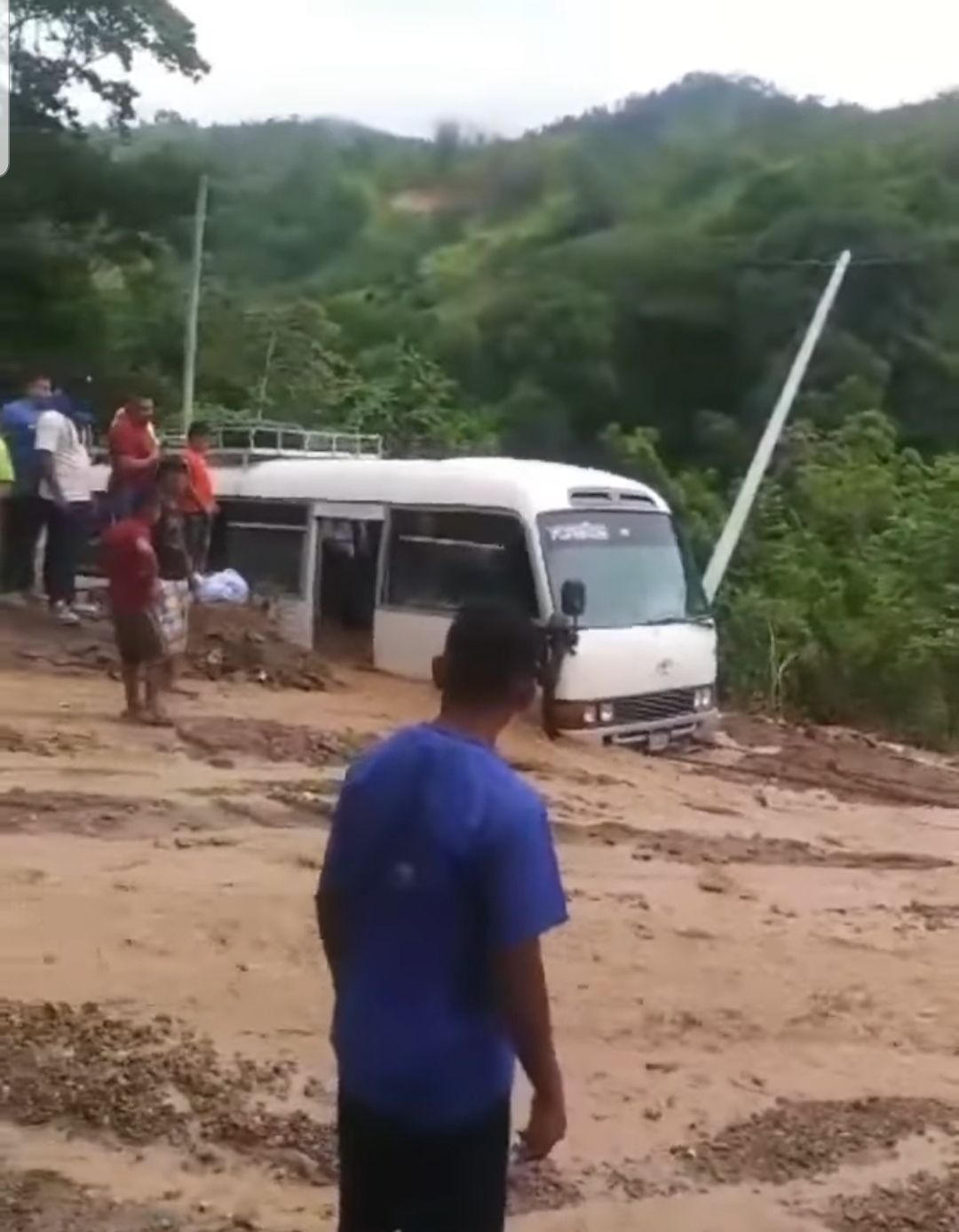 Autobús es arrastrado por fuerte corriente de agua