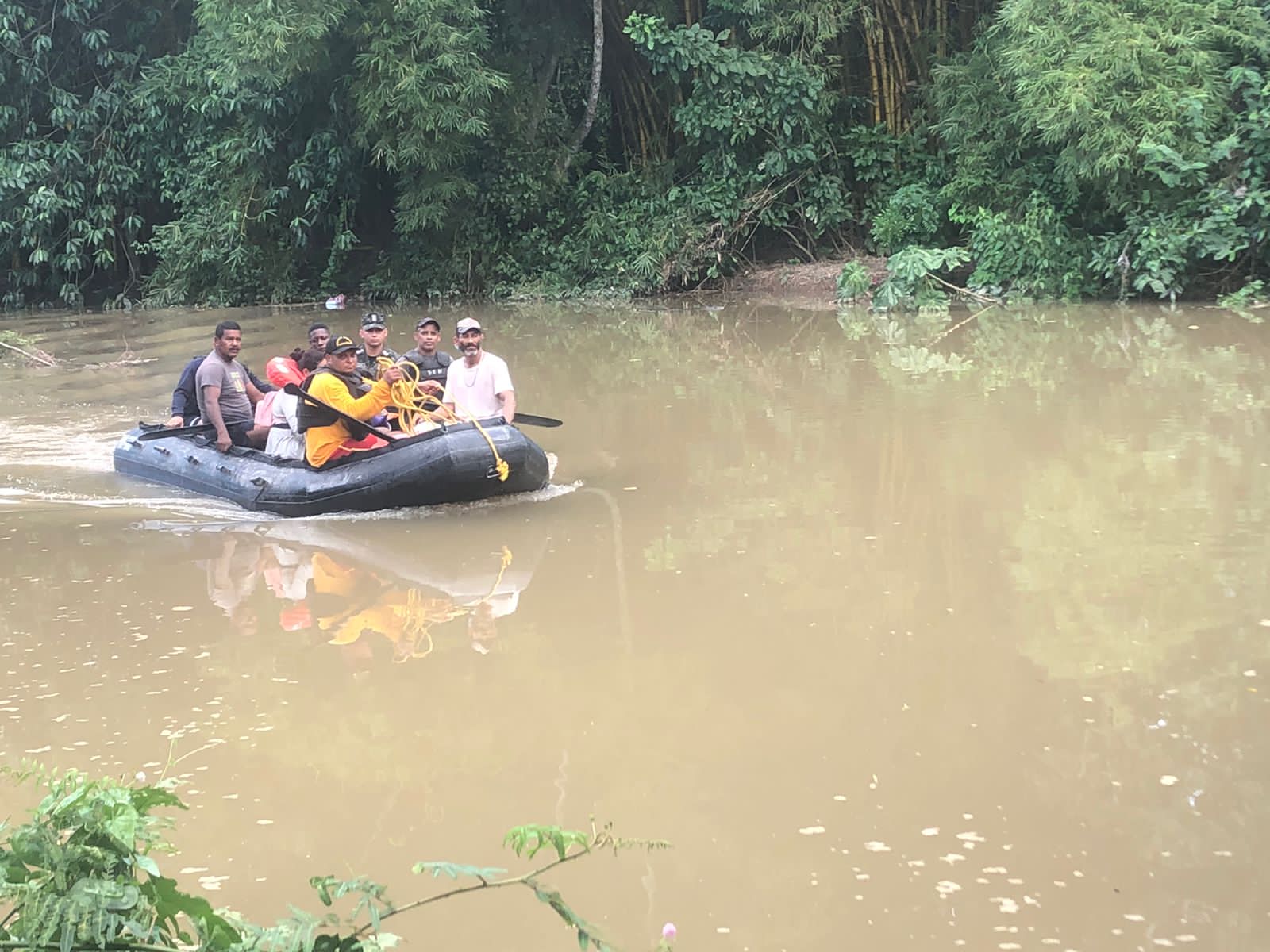 Rescatan a seis hondureños afectados por inundaciones