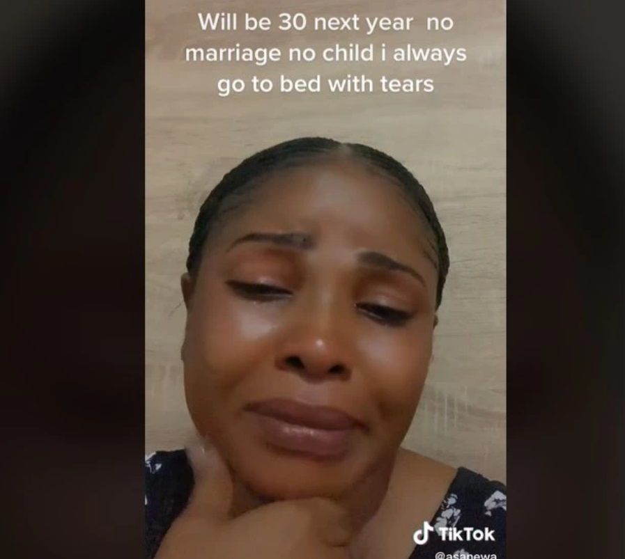 Mujer de 30 años sufre por ser soltera y sin hijos