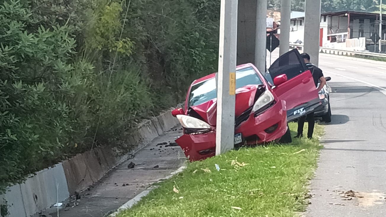 Aparatoso accidente de tránsito deja daños materiales
