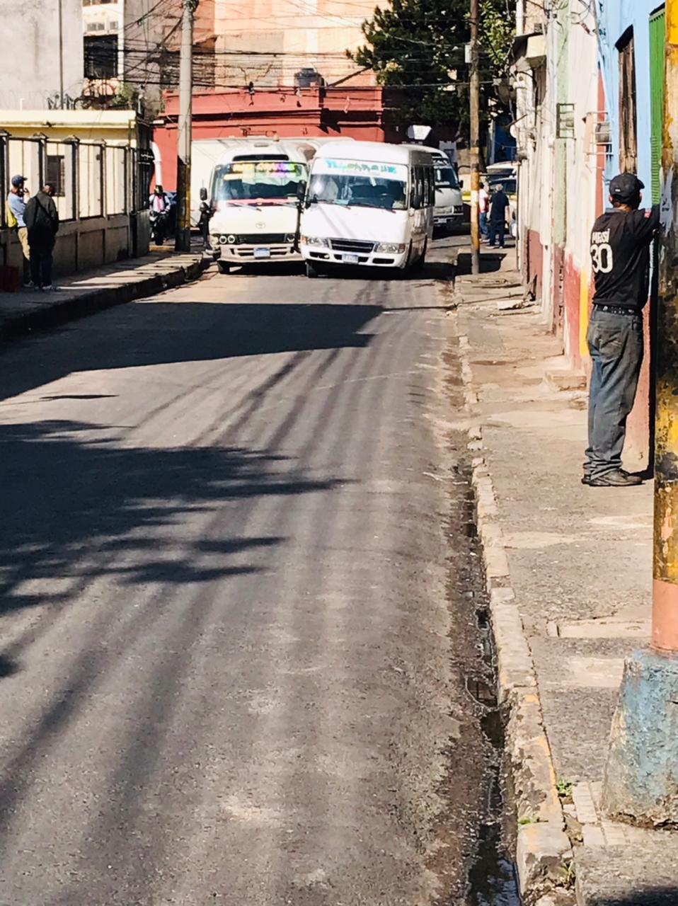 "Rapilocos" provocan caos vehicular en el centro de la capital