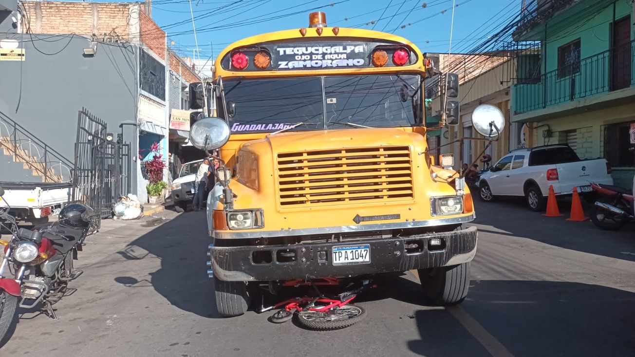 Bus atropella a hombre en silla de ruedas