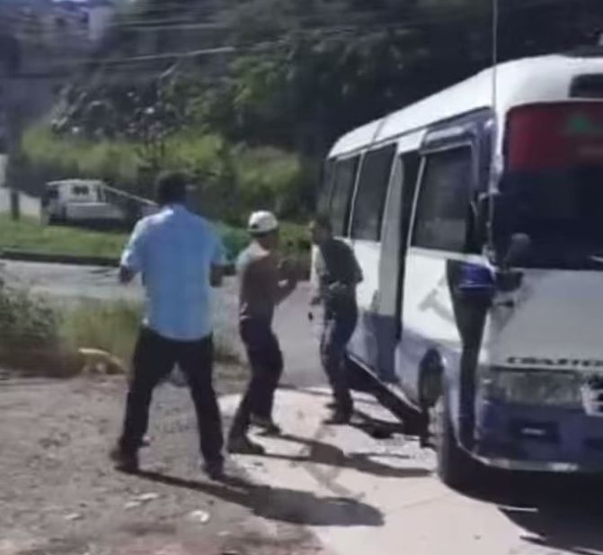 Buseros se van a los golpes