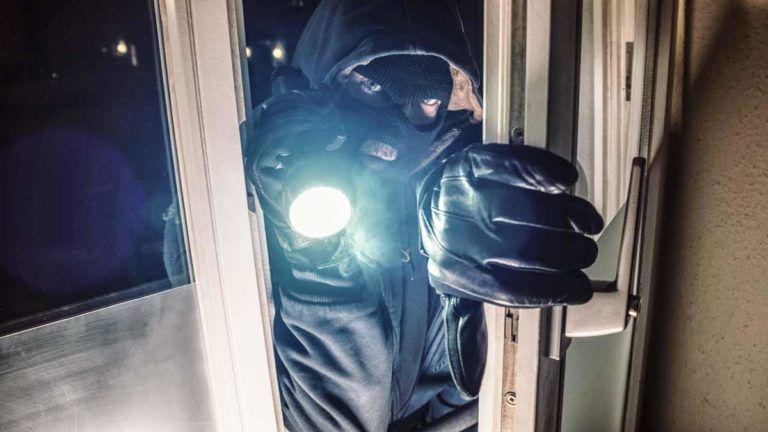 Ladrón entra a robar a vivienda y termina tomando café