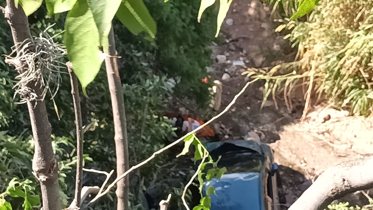 Carro se va  una hondonada en bulevar Fuerzas Armadas