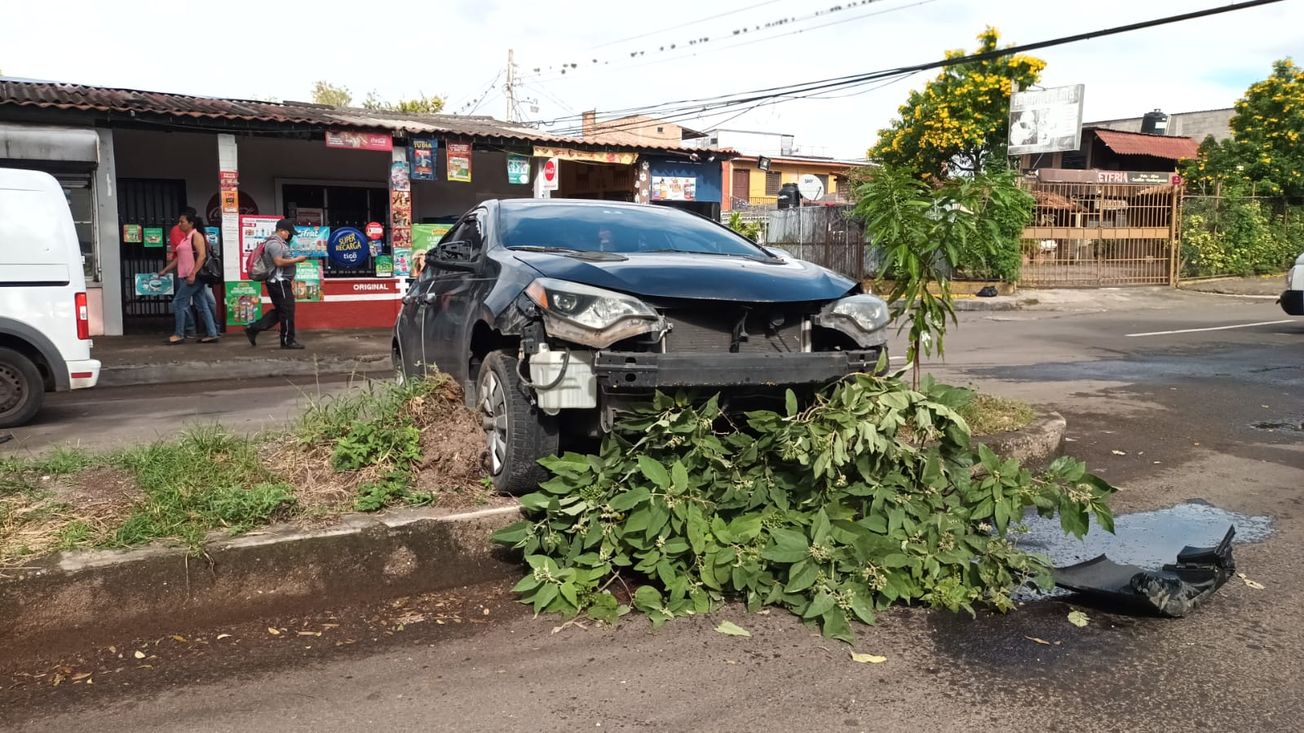 Fuerte accidente vial en colonia Miraflores