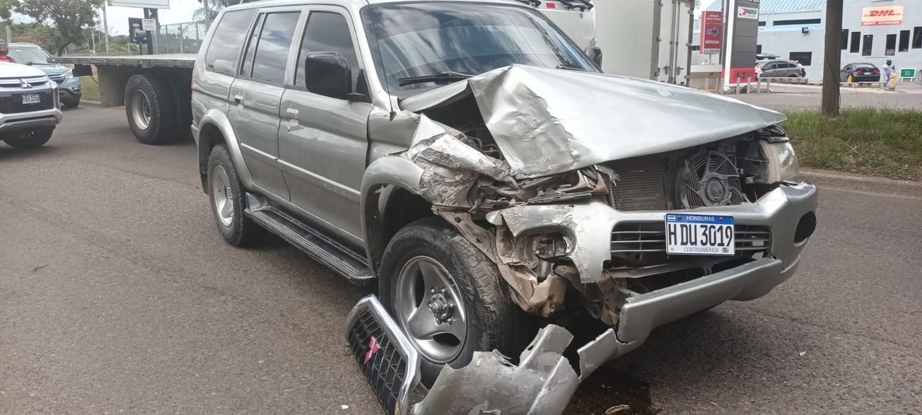 Daños materiales deja accidente entre camioneta y rapidito