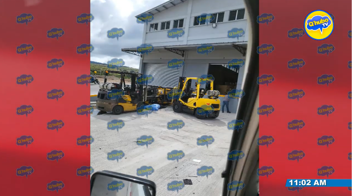 Hombre muere aplastado por montacargas