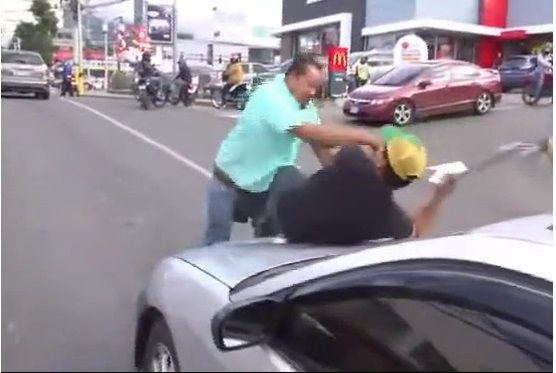 Conductores se van a machetazos