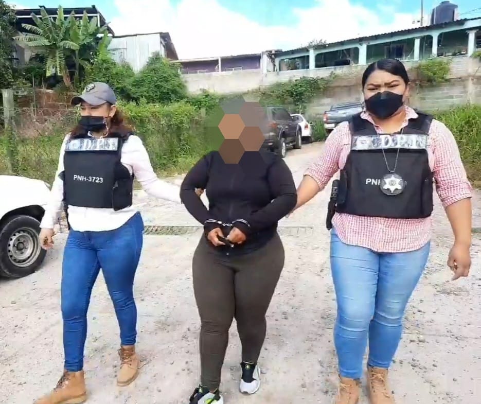 Detienen a mujer que quemó a su hija de nueve años con una plancha