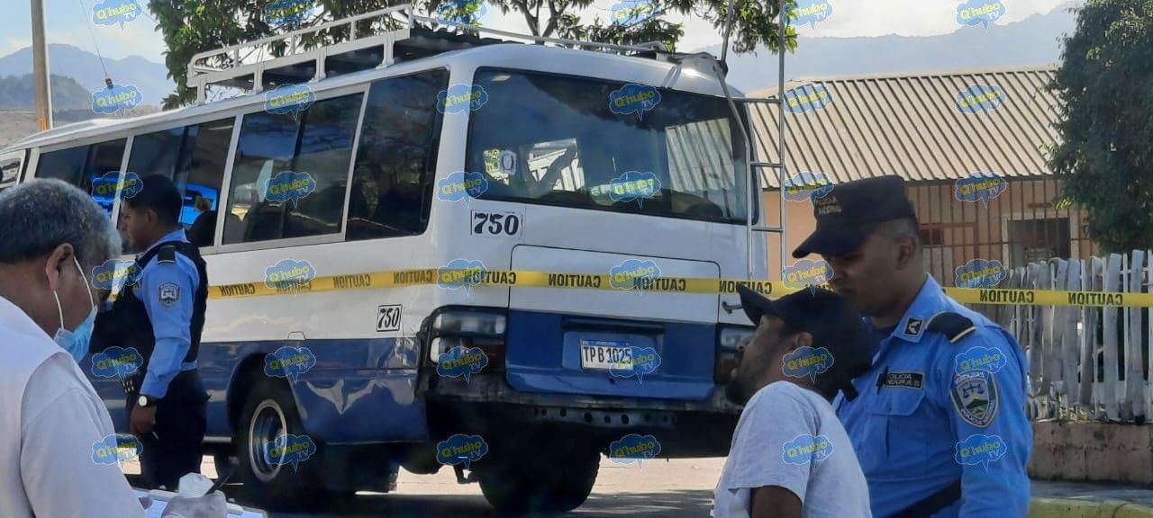 Asesinan a un policía en asalto a bus urbano