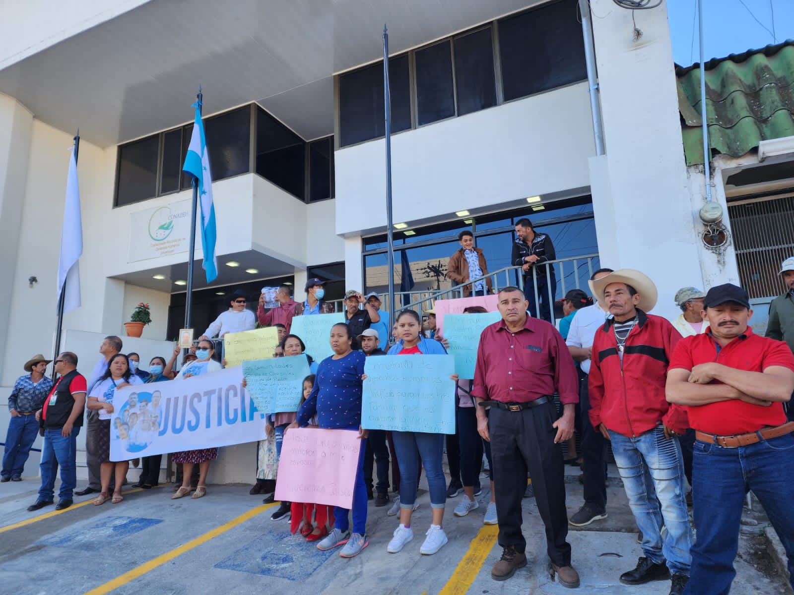 Comunidades que apoyan minera de Tocoa se reúnen con autoridades de Conadeh para pedir protección ante amenazas y ataques de falsos ambientalistas