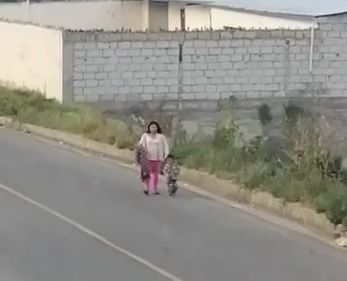 Captan a mujer pateando a un niño en plena vía pública