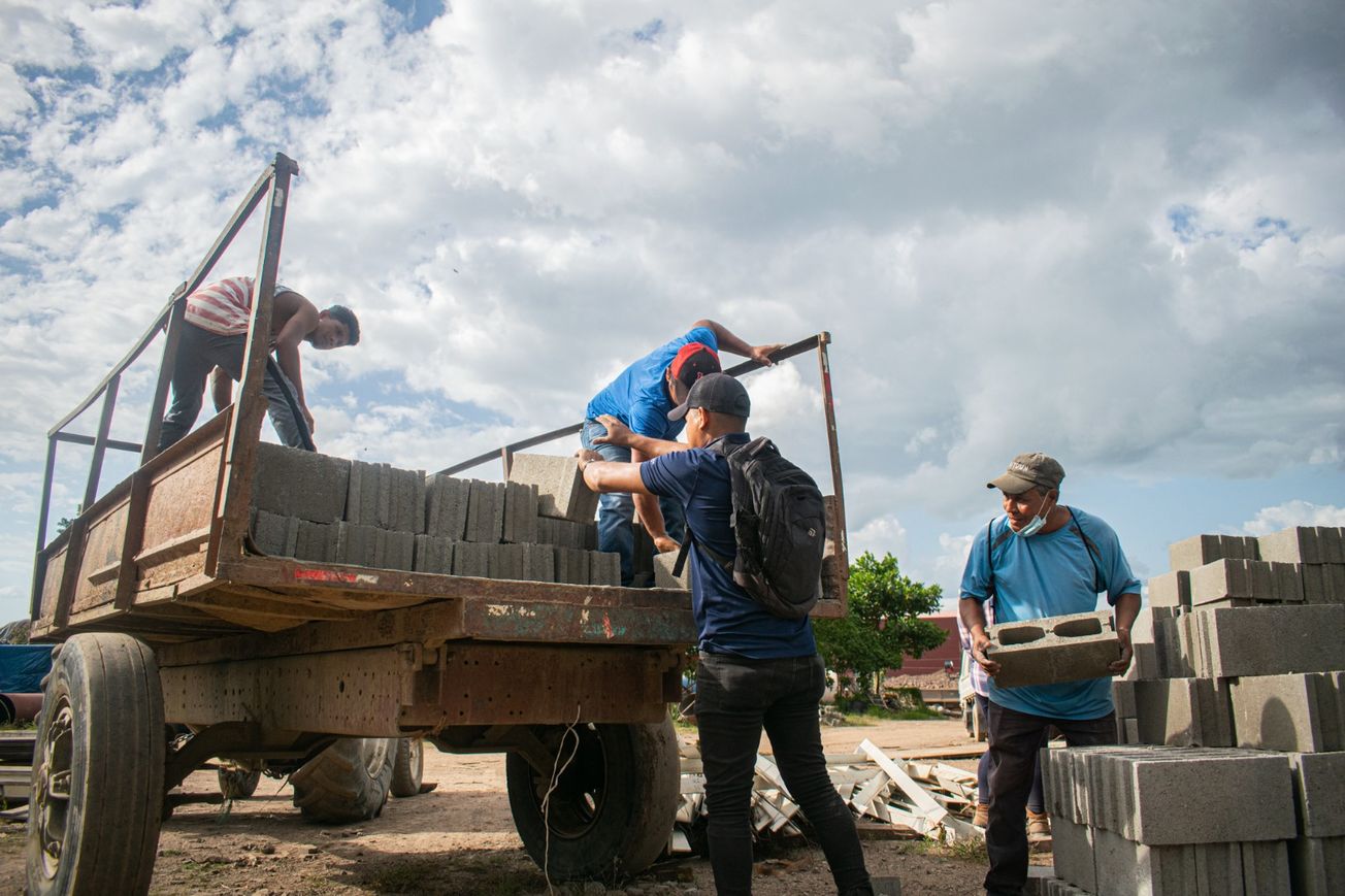 Inversiones Los Pinares dona materiales de construcción para reparar escuela beneficiando más de 100 niños en Tocoa