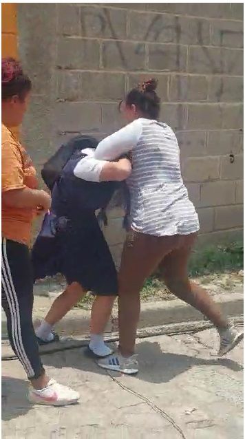 Mujer agrede y amenaza a joven estudiante