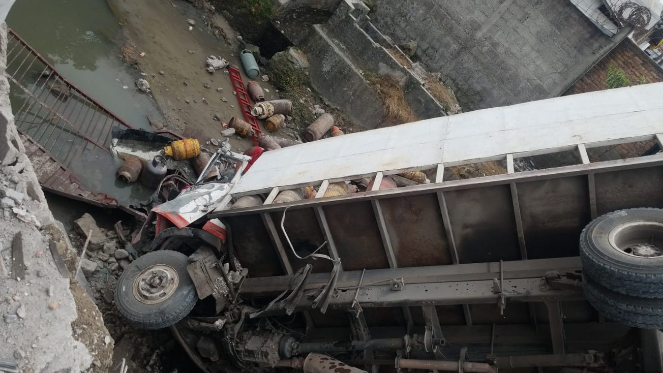 Un muerto y tres heridos deja volcamiento de camión de chimbos en Copán