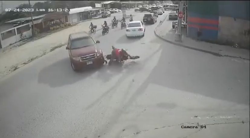 Motociclista choca con camioneta y es arrastrado (VIDEO)