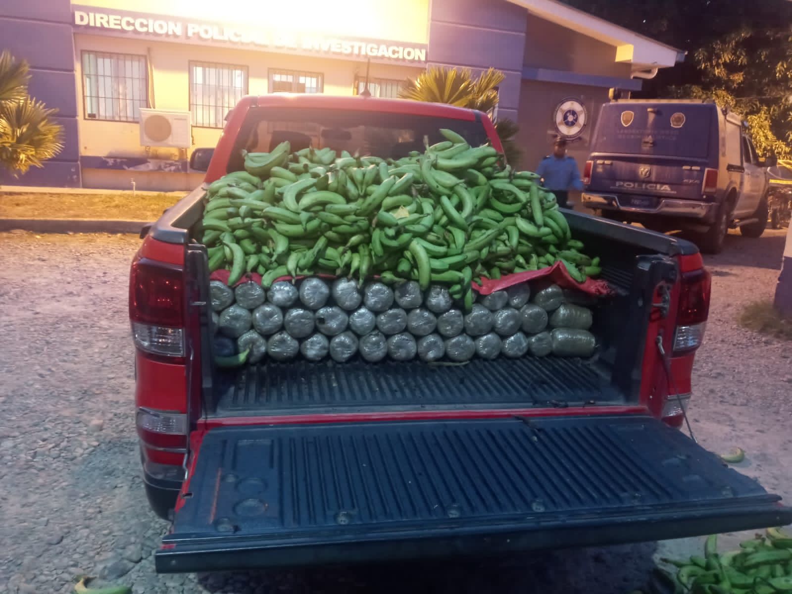 Entre mínimos verdes ocultaron 213 paquetes de supuesta marihuana en un vehículo en La Ceiba