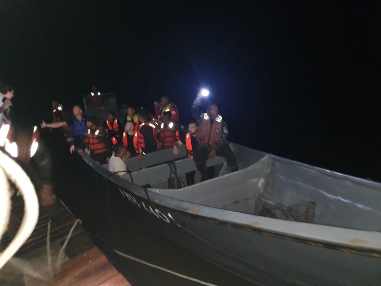 Rescatan a 23 personas que naufragaban en la barra de Caratasca