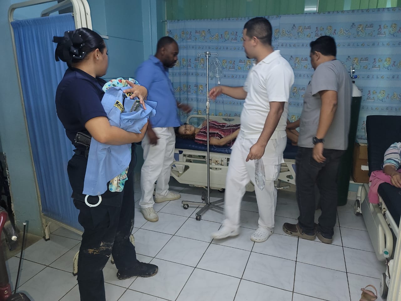 Fémina da a luz en una Radio Patrulla en las Ánimas, El Paraíso