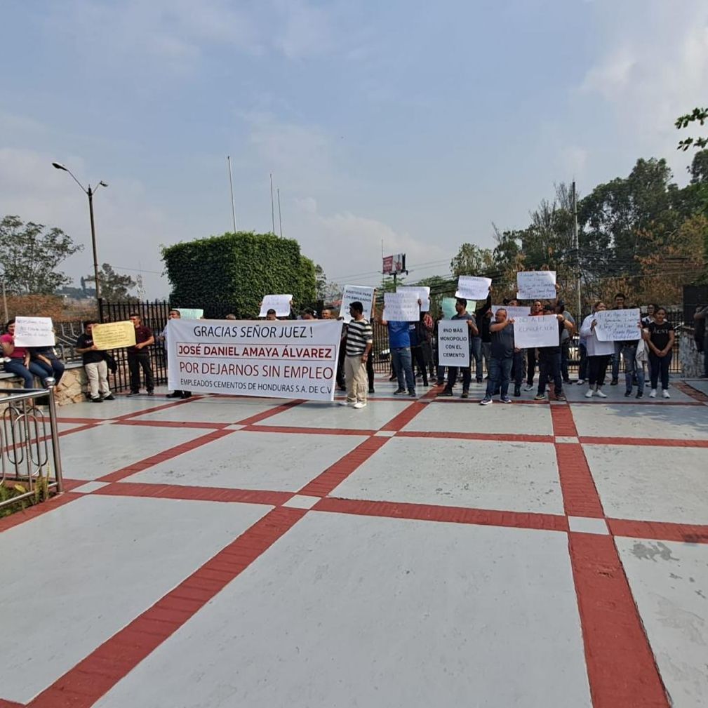 EMPLEADOS DE LA EMPRESA CEMENTOS MANIFIESTAN EN LA CSJ EN PROTESTA POR DECISIÓN JUDICIAL