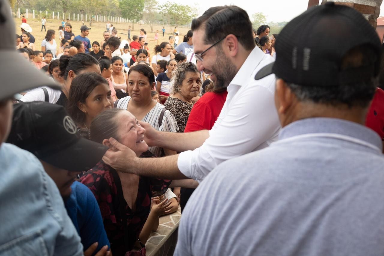 Jorge Cálix rinde homenaje a las madres hondureñas en gira por comunidades del país