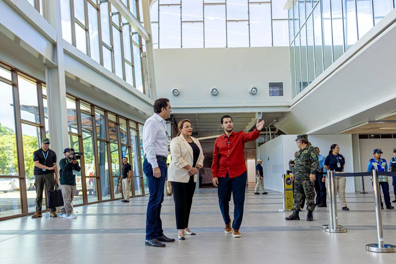 Presidenta Castro realiza visita de
supervisión de primera etapa de modernización del Aeropuerto Internacional Juan Manuel Gálvez