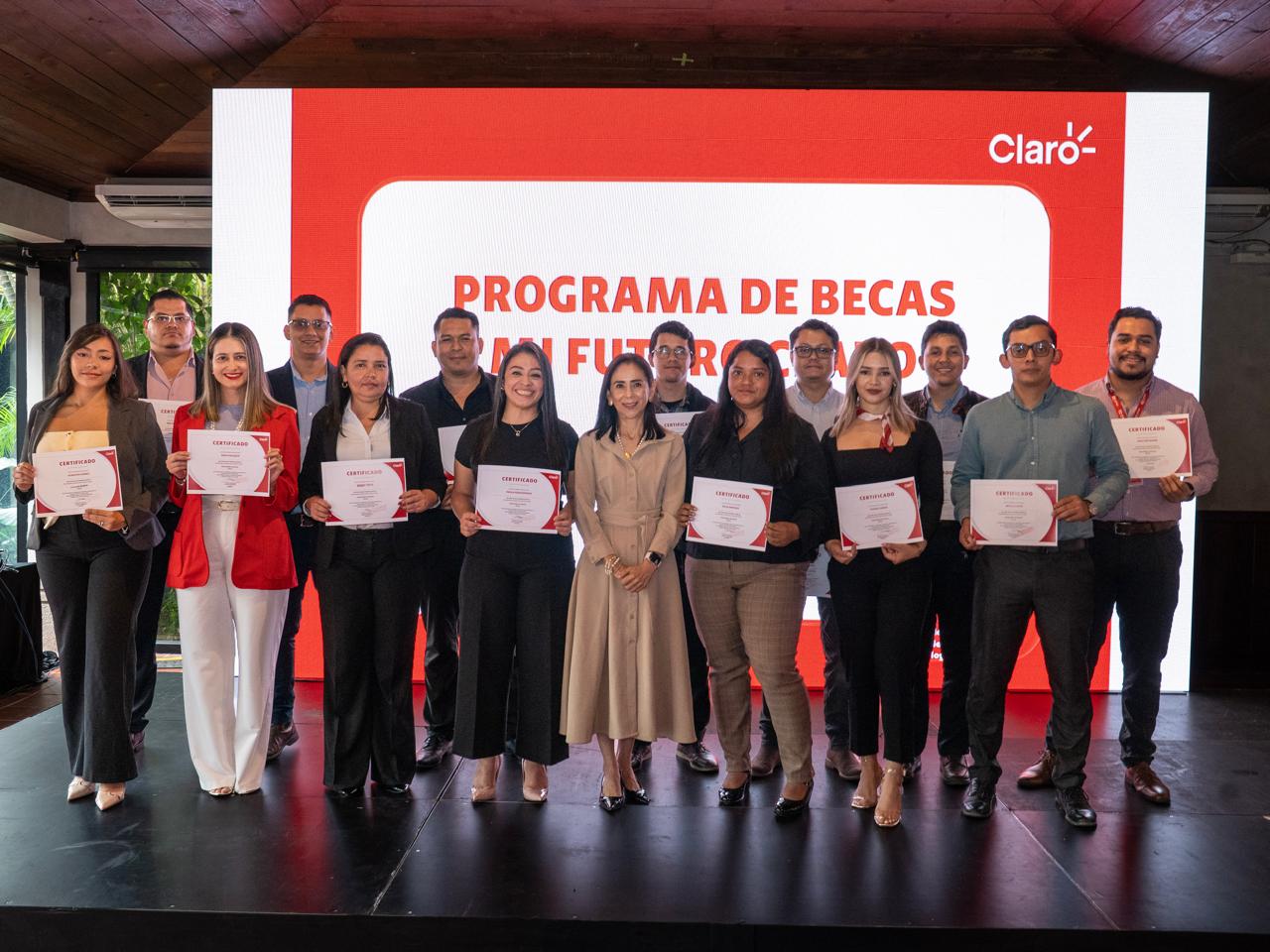 Claro convierte la educación en oportunidades reales para 50    colaboradores y sus familias con becas académicas de alto        impacto