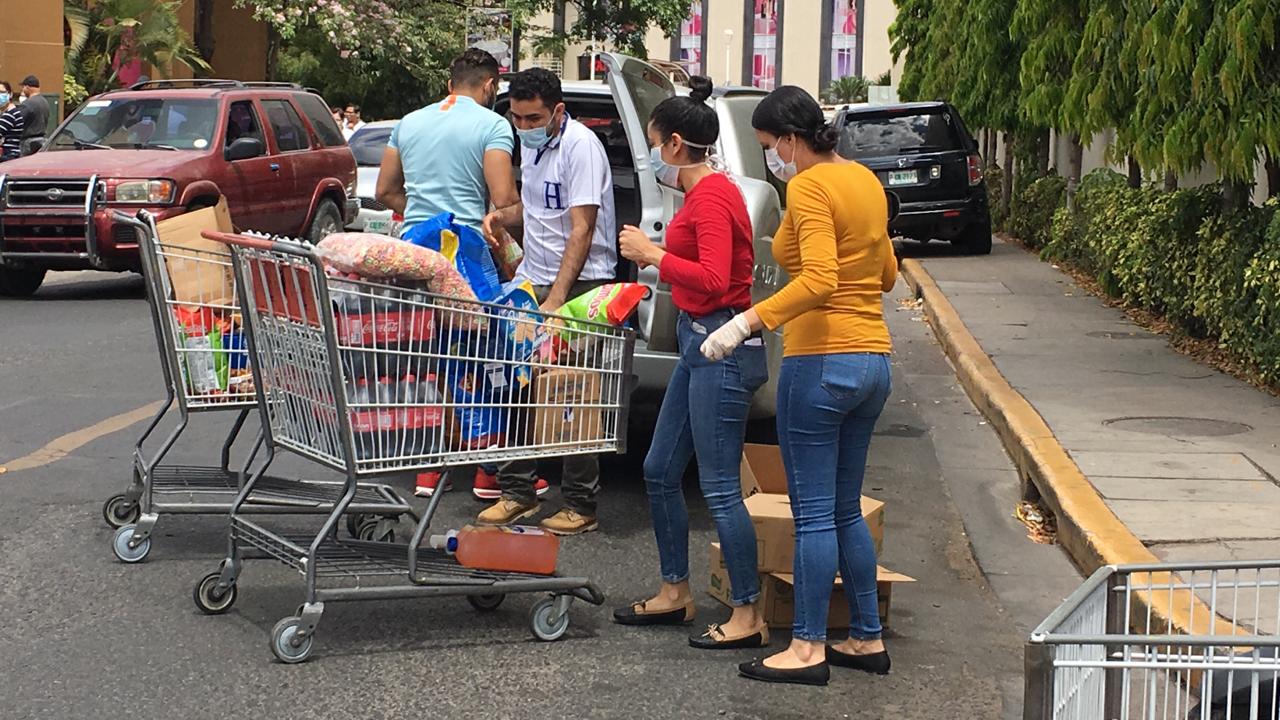 MILES DE CAPITALINOS  SE ABASTECEN DE ALIMENTOS EN PLENA CUARENTENA