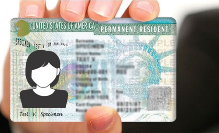 Donald Trump suspende la emisión de permisos de residencias permanentes para migrantes.