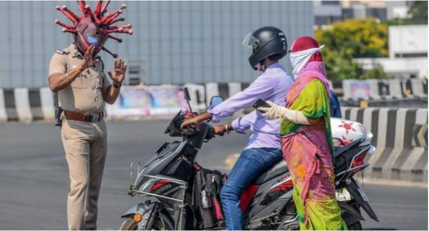 Policía se disfraza de Covid-19 en India