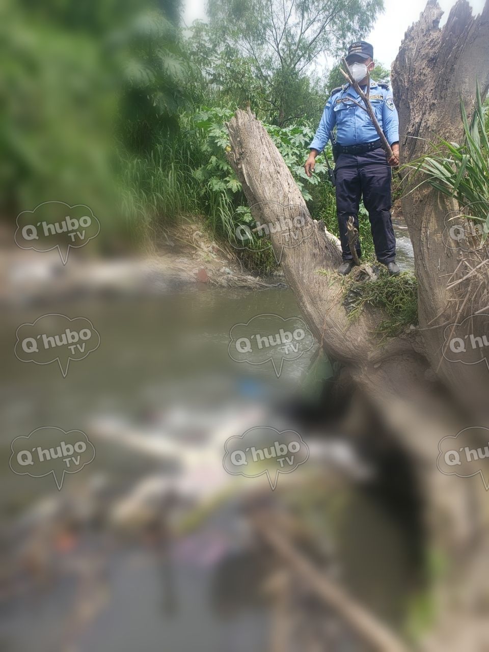 Recuperan cadáver que estaba flotando en una quebrada.