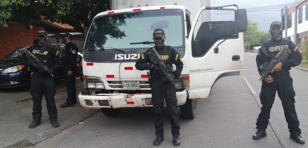 Decomisan un camión que transportaba droga en compartimientos falsos.