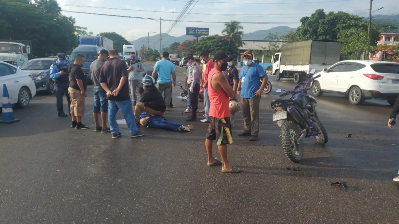 Un herido deja choque entre motocicletas.