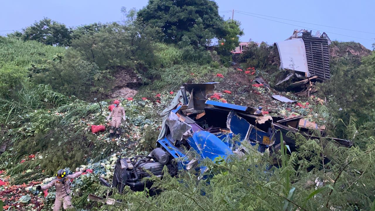 Cabezal se precipita en hondonada en la CA-5.