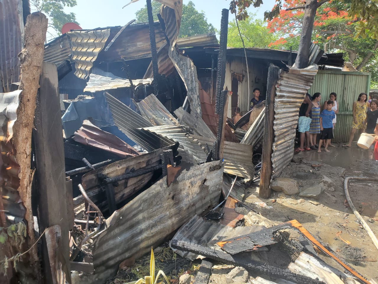 Madre y sus tres hijos quedan en la calle al quemarse su humilde morada.