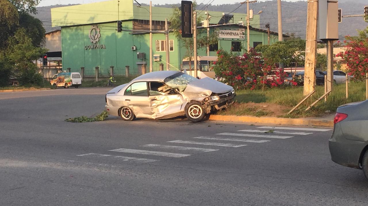 Un herido en aparatoso accidente de tránsito en San Pedro Sula.