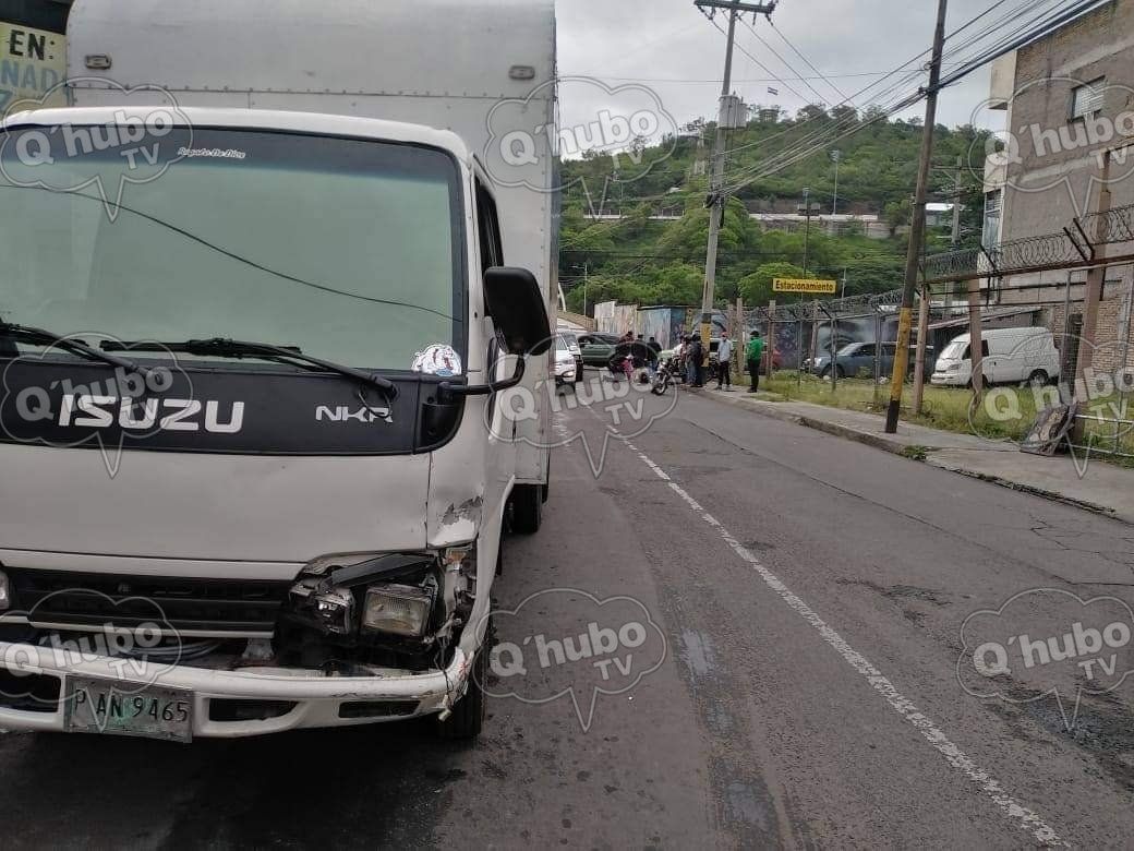 Motociclista herido al colisionar con un camión.